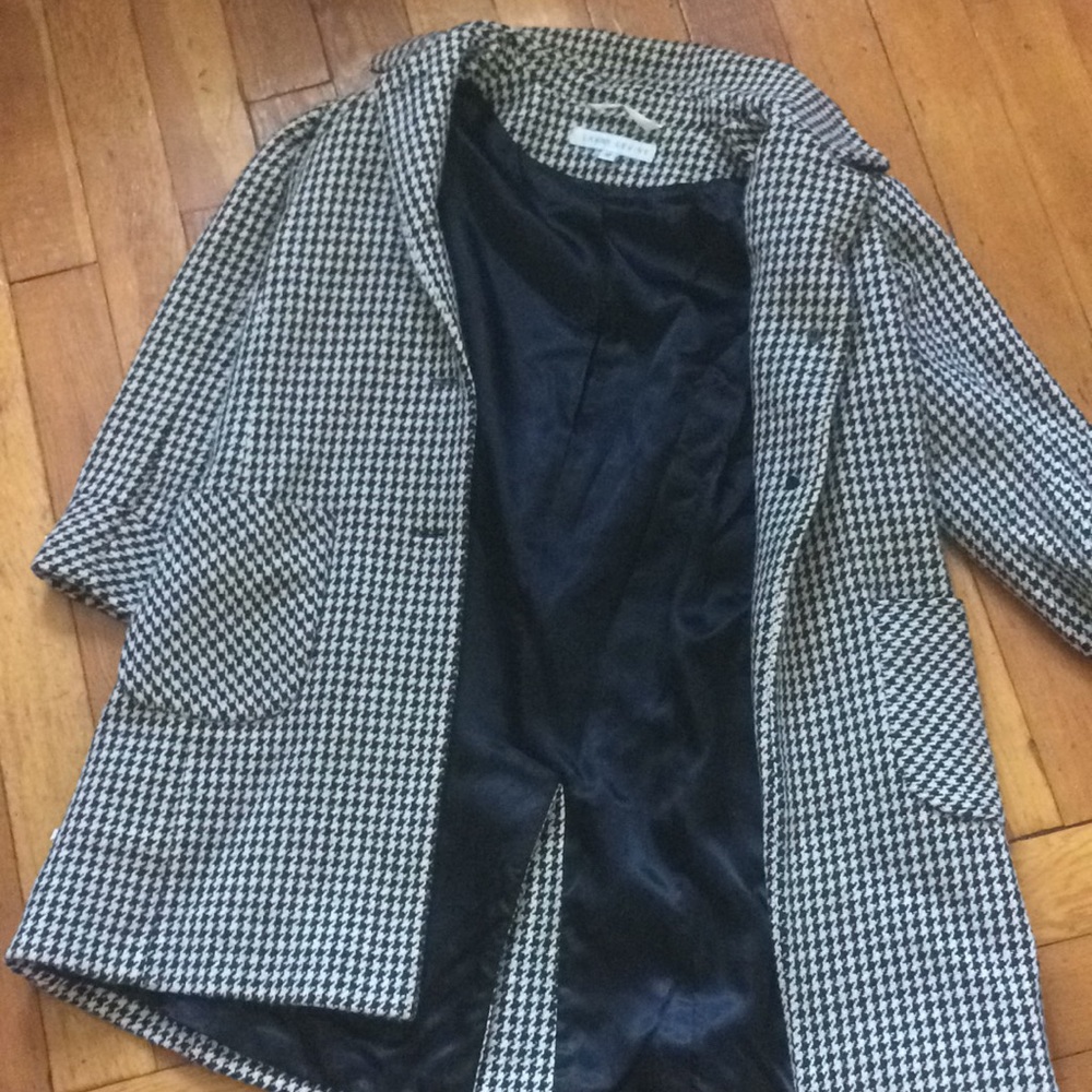 2206 Classic houndstooth coat in great condition!